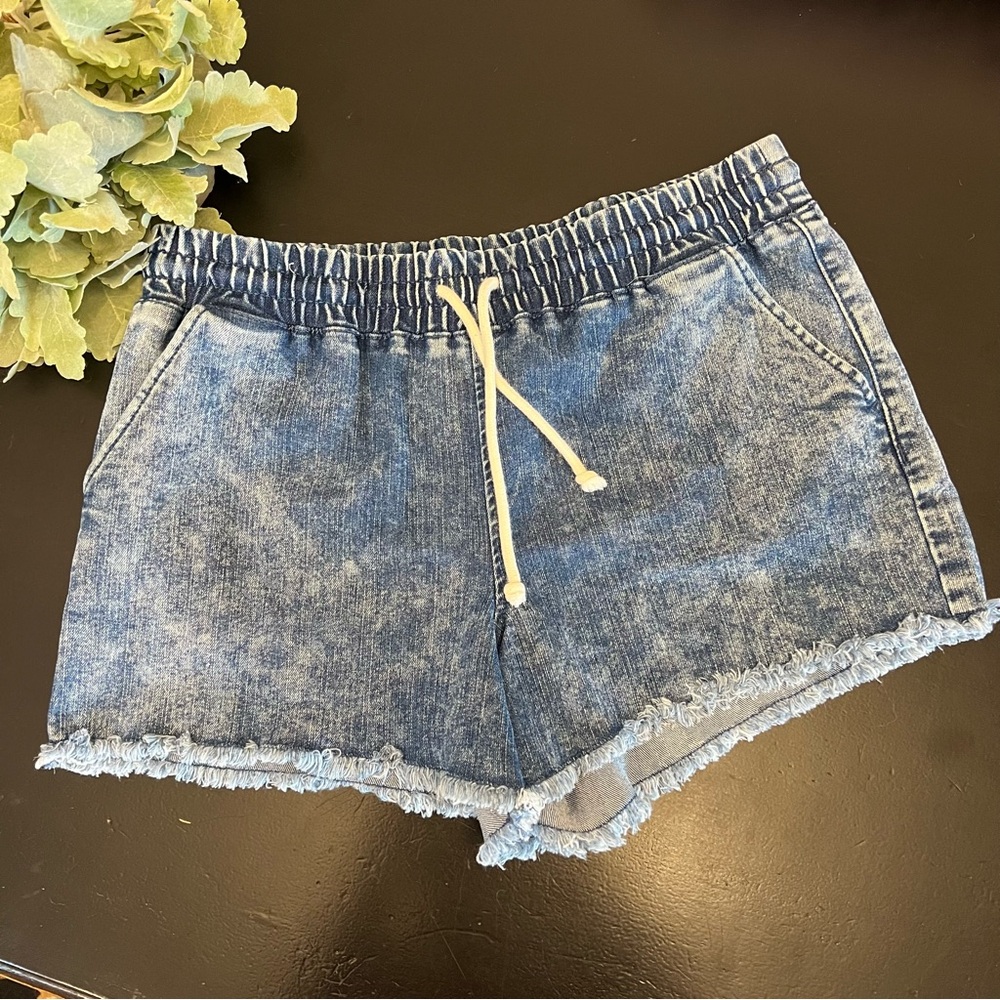 Love, Fire Pull On Elastic Waist Acid Wash Blue Denim Raw Hem Jean Shorts Sz‎ S